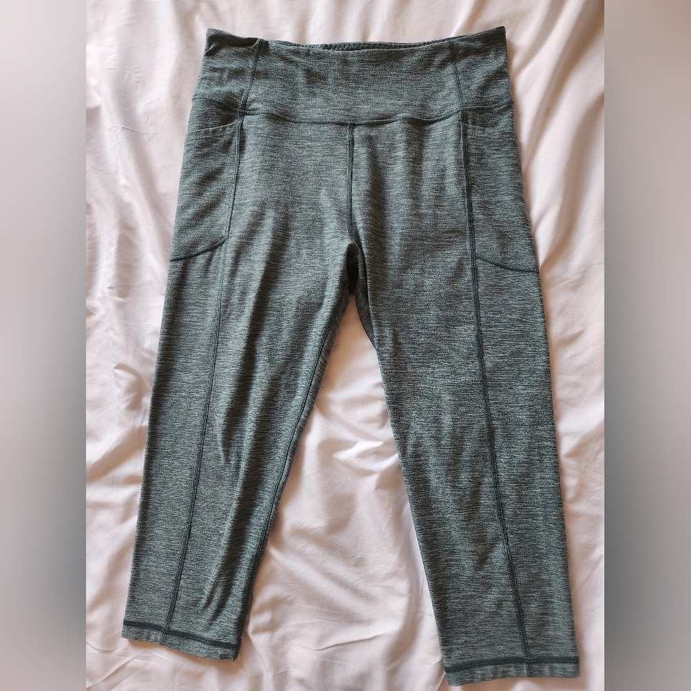 Victoria's Secret Essential High-Rise Pocket 3/4 length cropped  Legging